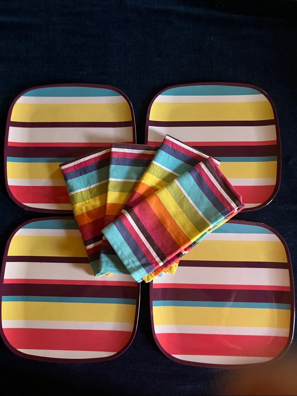 PIER 1 Set Of 4 Melamine Dinner Plates And 4 Matching Cloth Napkins - Picture 1 of 8